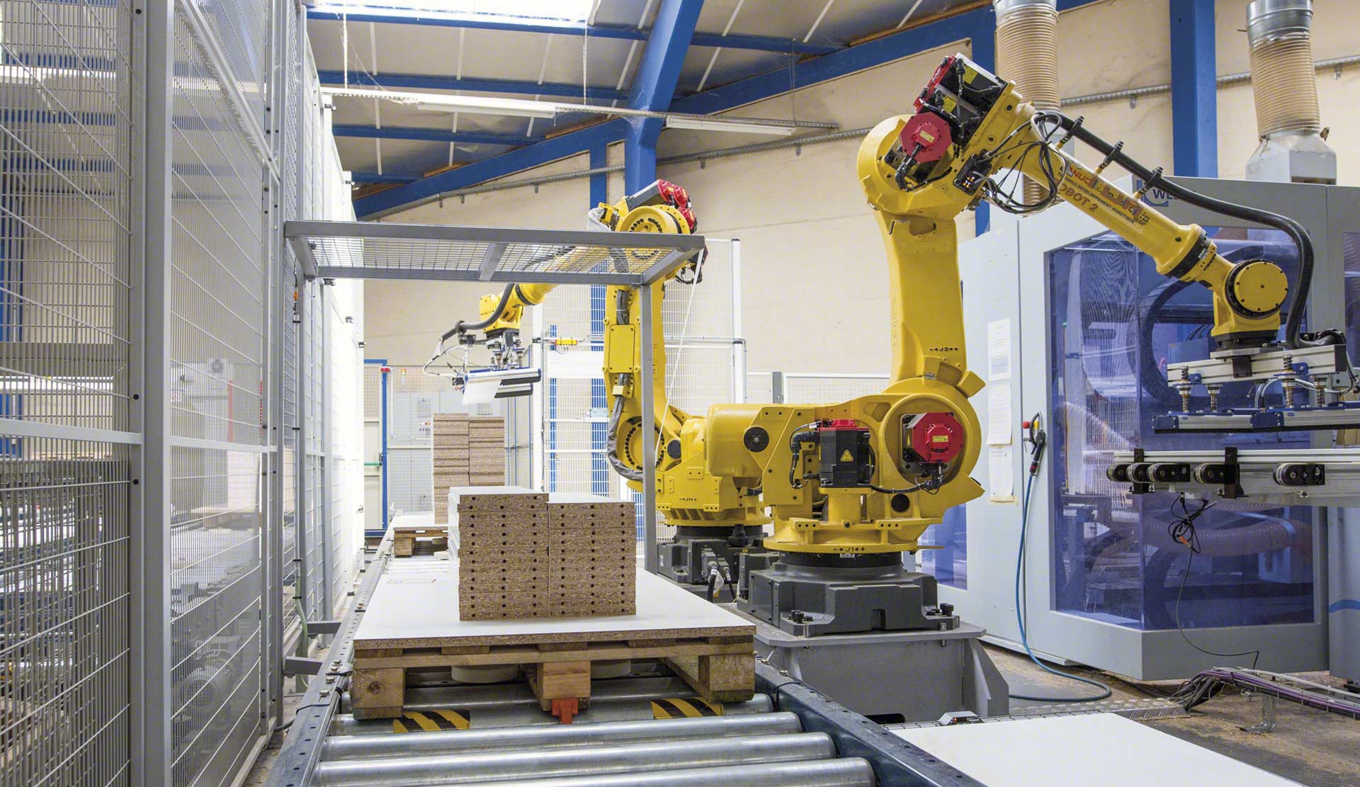 El brazo robótico industrial toma impulso en el almacén