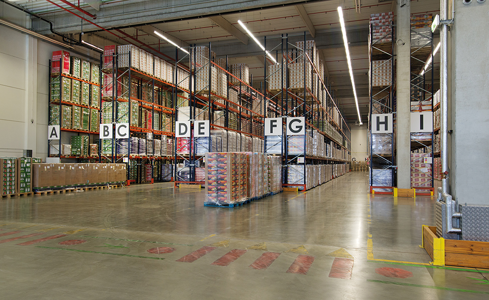 Un total de 4.800 paletas es la capacidad de almacenaje que ofrecen las siete estanterías convencionales dobles y dos simples, de 9 m de altura y 58 m de longitud, instaladas por Mecalux