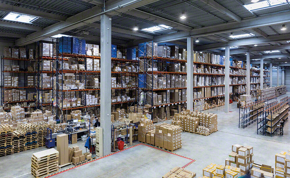 En un lateral de la instalación, se encuentran las estanterías selectivas, donde se aloja la mercancía de mucho volumen y la reserva de los productos con una alta rotación