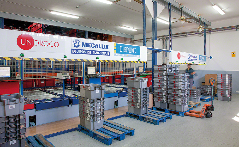 La cabecera del almacén automático de Unidroco cuenta con cuatro puestos de picking equipados con dispositivos put-to-light