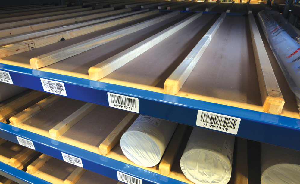Los listones de madera rectangulares sirven para evitar la flexión de los estantes y separar los rollos de tela almacenados en las estanterías