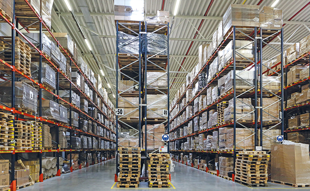 Las estanterías, con capacidad para almacenar más de 5.500 palets, poseen seis niveles de carga