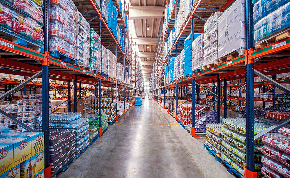 Las estanterías de paletización convencional ofrecen una capacidad de almacenaje superior a 14.400 palets y acceso directo a los productos