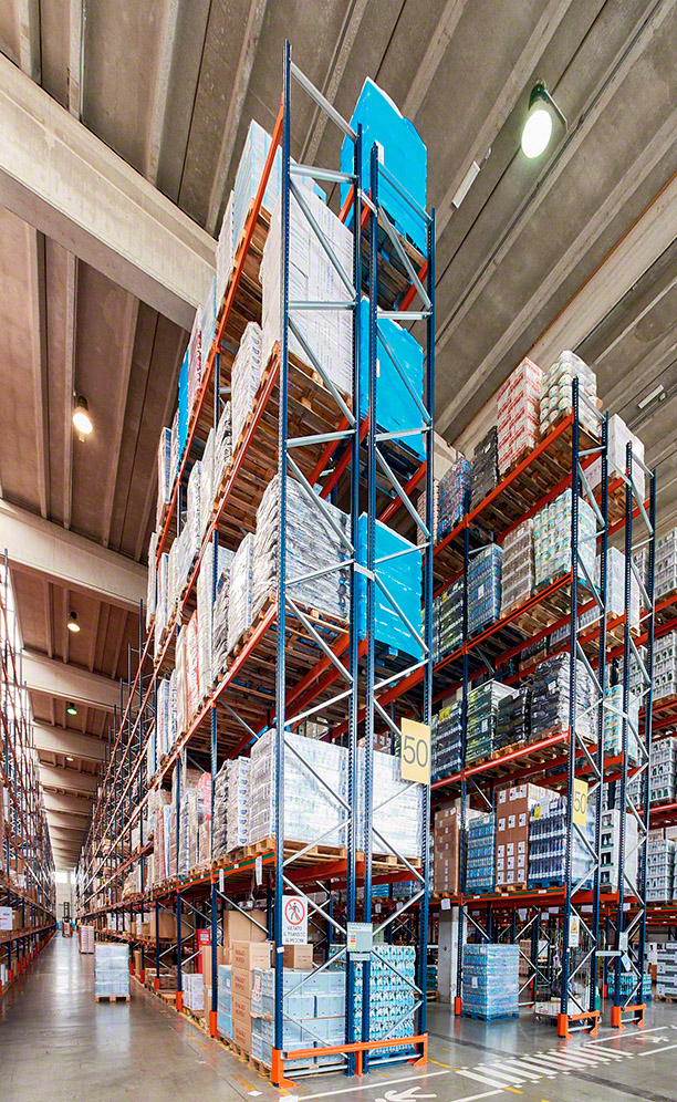 Mecalux ha equipado el almacén con estanterías de paletización convencional de 10,5 m de altura y 116 m de longitud